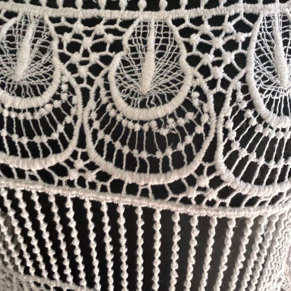 Simple beach white crochet top - Picture 5 of 11